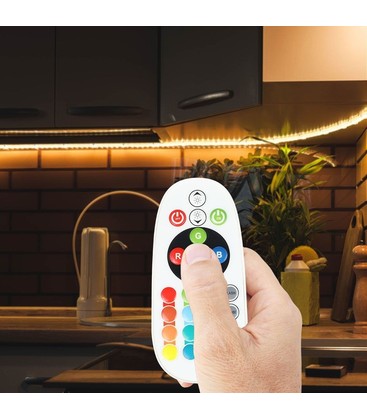 RGB-controller aangesloten op een transformator voor een vaste stroomvoorziening zonder batterijen.