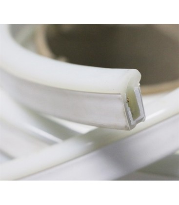 Close-up van de siliconen mantel van een groene 8x16 neon flex ledstrip die direct ingefreesd kan worden.