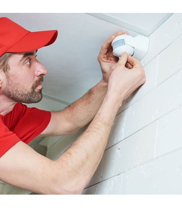 Installatie van een IP44 spatwaterdichte bewegingssensor geschikt voor buiten.