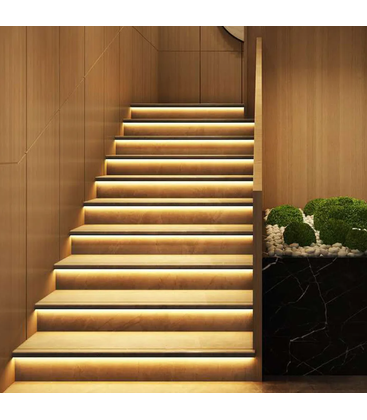 Trapverlichting met sensor en aan/uit-schakelaar in een moderne hal.