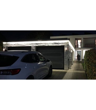 Sfeervolle toepassing van een waterdichte 230V LED-strip in een buitenomgeving.