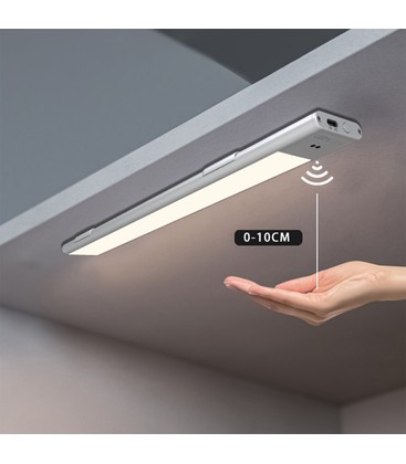 Slimline LED onderbouwverlichting met PIR sensor gemonteerd onder een keukenkastje.