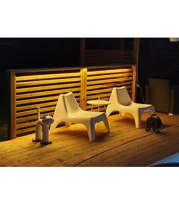 Waterdichte LED strip gemonteerd in een buitenomgeving.