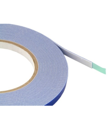 Detailopname van dubbelzijdig tape voor de montage van aluminium profielen.