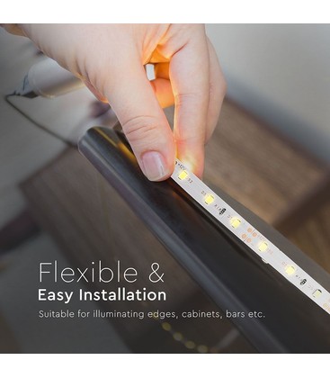 Demonstratie van het installeren en knippen van een LED strip op de juiste markering.