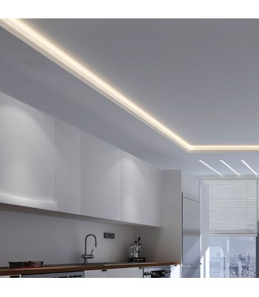 Sfeervolle toepassing van een 12V LED-strip die laat zien hoe licht door een oppervlak schijnt.