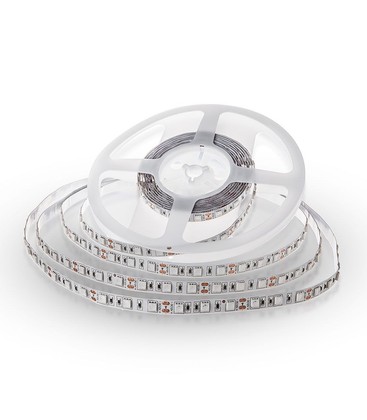Detailopname van een 12V LED strip waarbij de LED-chips en technische banen zichtbaar zijn.