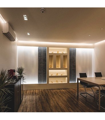 Spatwaterdichte LED-strip geïnstalleerd in een interieur, ter illustratie van de fysieke schaal.