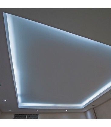 Sfeervolle RGB LED strip verlichting bediend via een centrale controller.