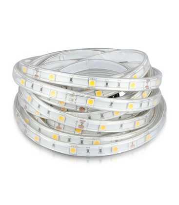 Detailopname van de koperen contactpunten op een LED-strip voor correcte kabelaansluiting.