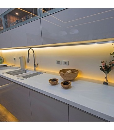 LED-strip gemonteerd in een koof die het verschil in lichtspreiding en kleurwarmte laat zien.