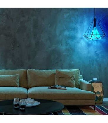 Sfeerimpressie van een RGB LED-lamp die wordt bediend met een draadloze afstandsbediening.